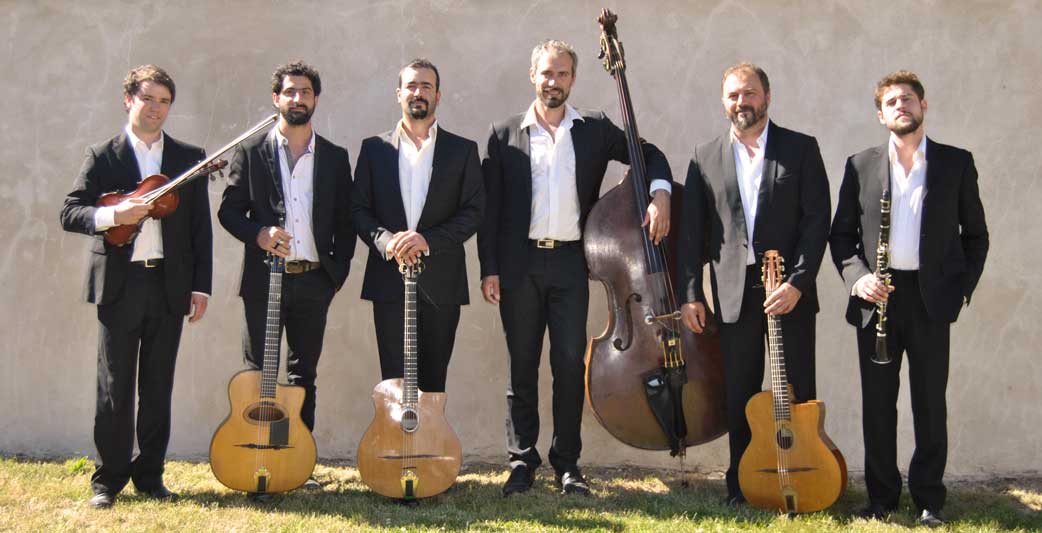 groupe de jazz manouche "autour de django" en version complete violon et clarinette, ensemble des musiciens du projet, sextet orchestré par pierre mager.